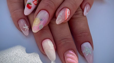 Designs ongles fruités et scintillants chez Regard précieux By Amandine, L'hôpital, Grand Est, FR.