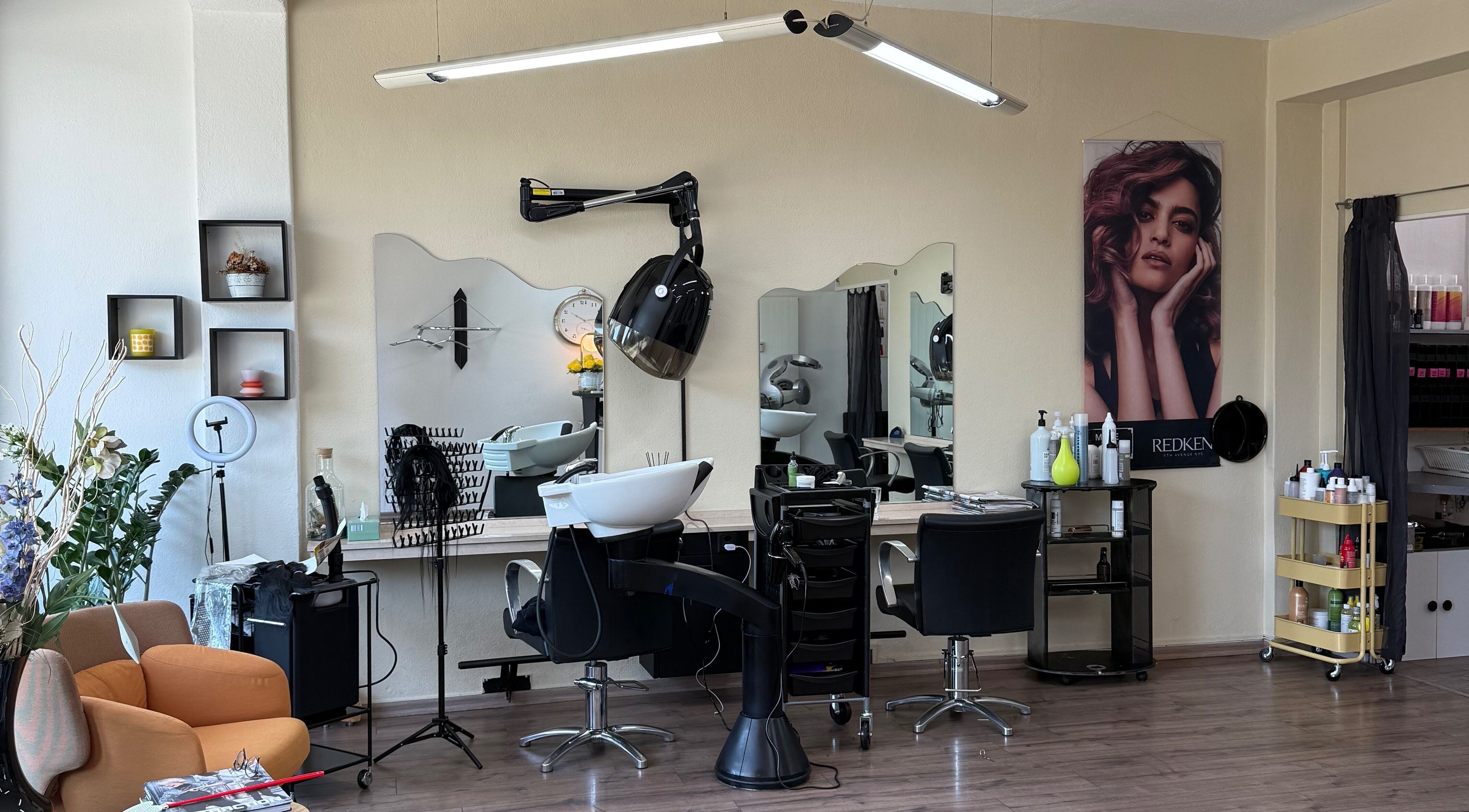 Moderner Salonbereich bei Braid and Culture, Zürich, Zürich, CH, mit eleganten Spiegeln und Friseurstühlen.