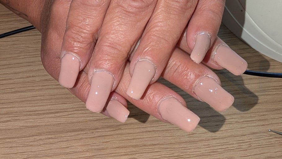 Pose d'ongles nude réalisée chez SublimeNails ByAudrey, La Rochelle, Nouvelle-Aquitaine, FR.