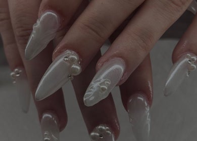 Elegant pearl-accented nails at Micah N Manis, Montréal, Québec, CA, showcasing exquisite nail artistry.