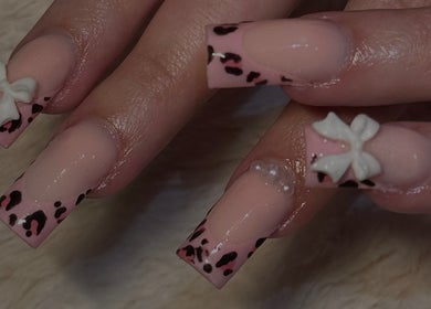 Leopard print nail art with bows at Micah N Manis, Montréal, Québec, CA. Stylish and sophisticated manicure.