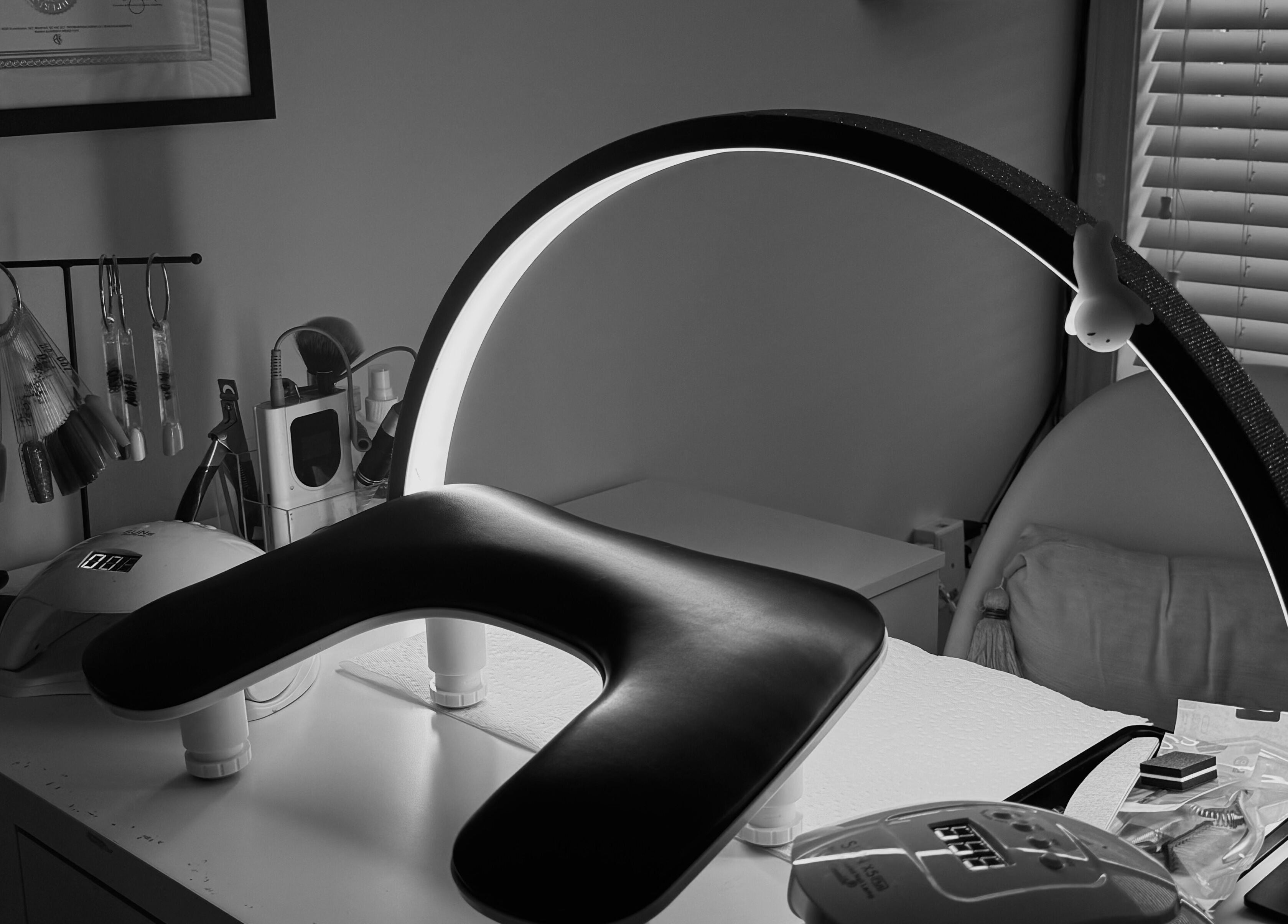 Manis & Minks nail station featuring tools and lighting, located in Montréal, Québec, CA.