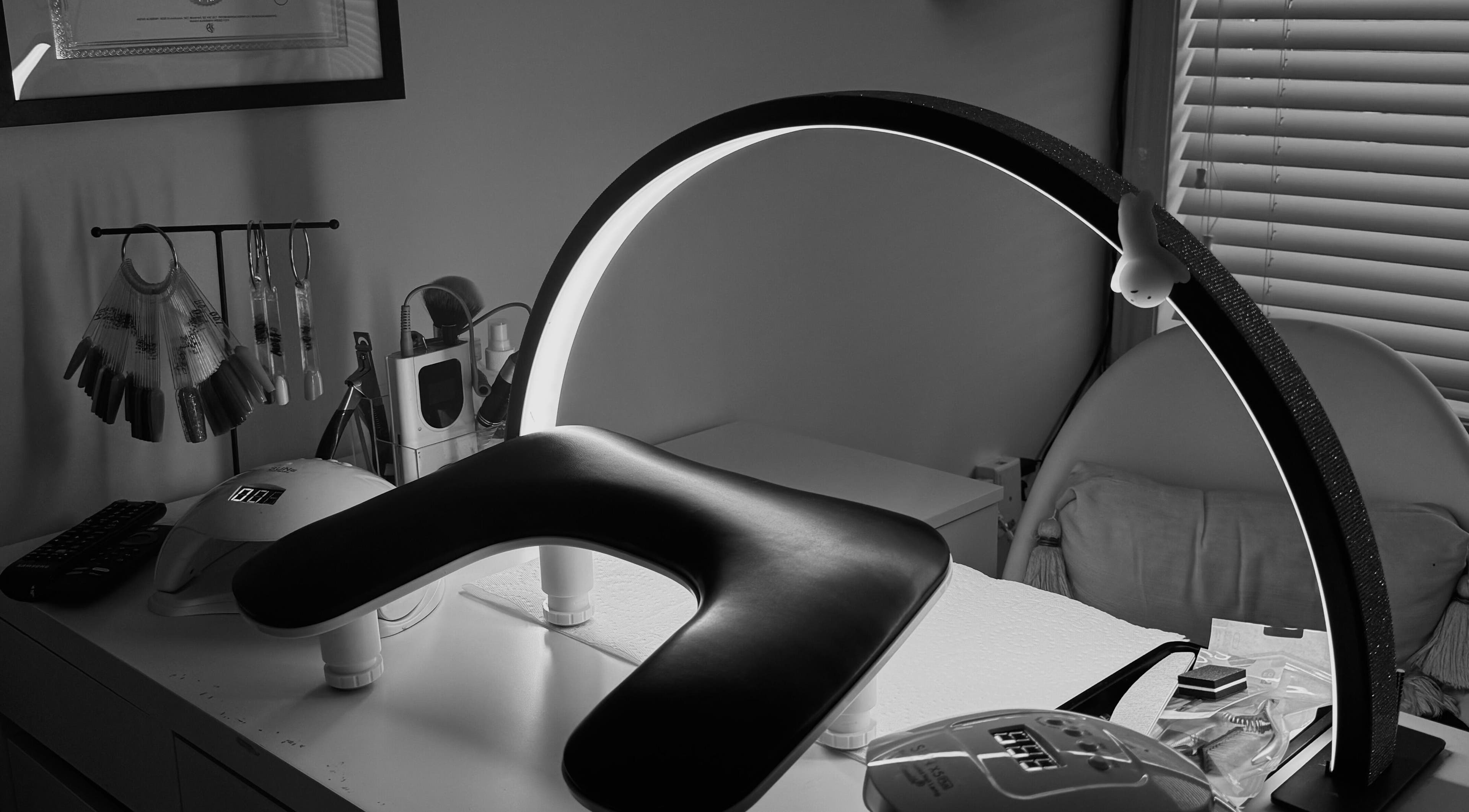 Manis & Minks nail station featuring tools and lighting, located in Montréal, Québec, CA.