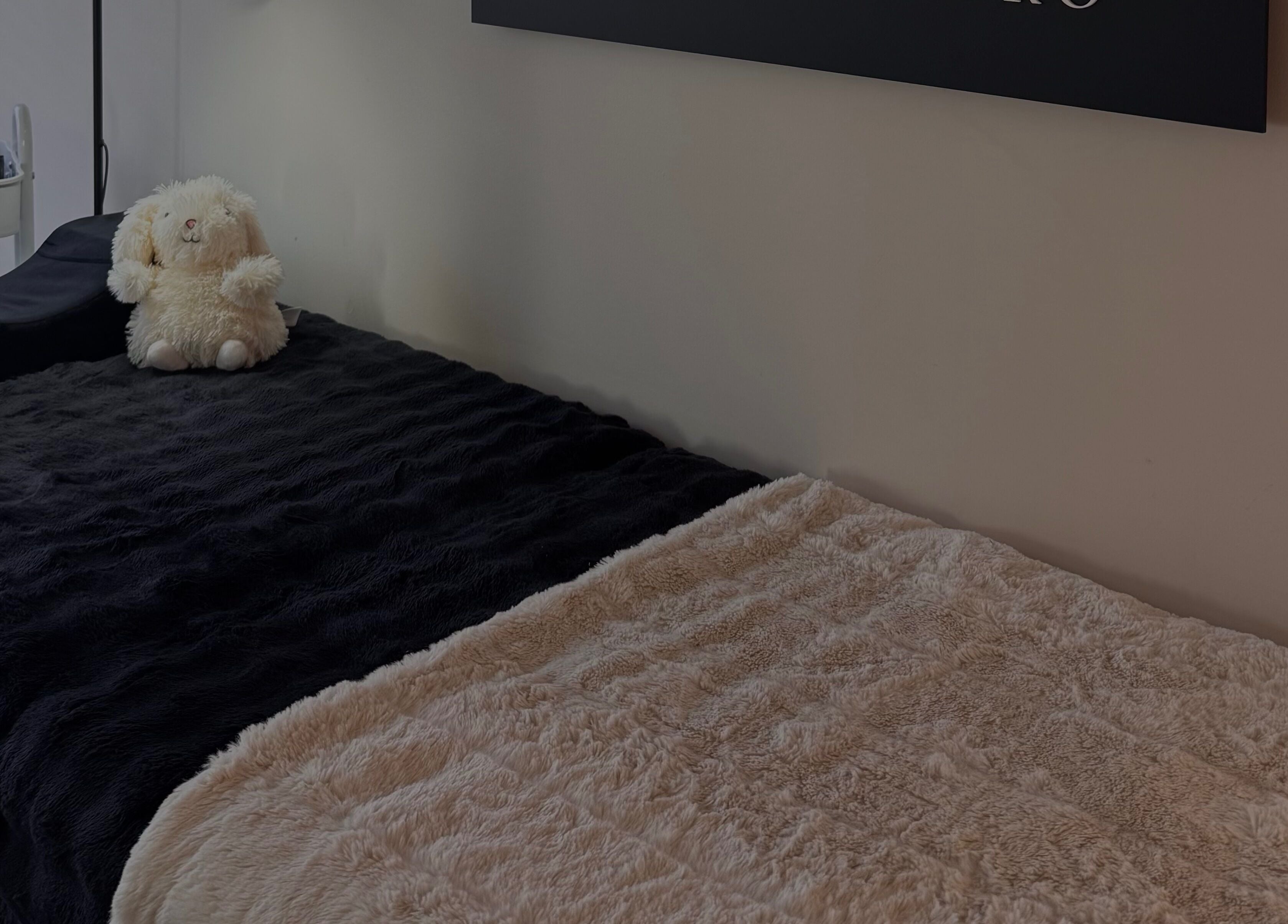 Relaxing treatment bed with plush decor at Manis & Minks in Montréal, Québec, CA.