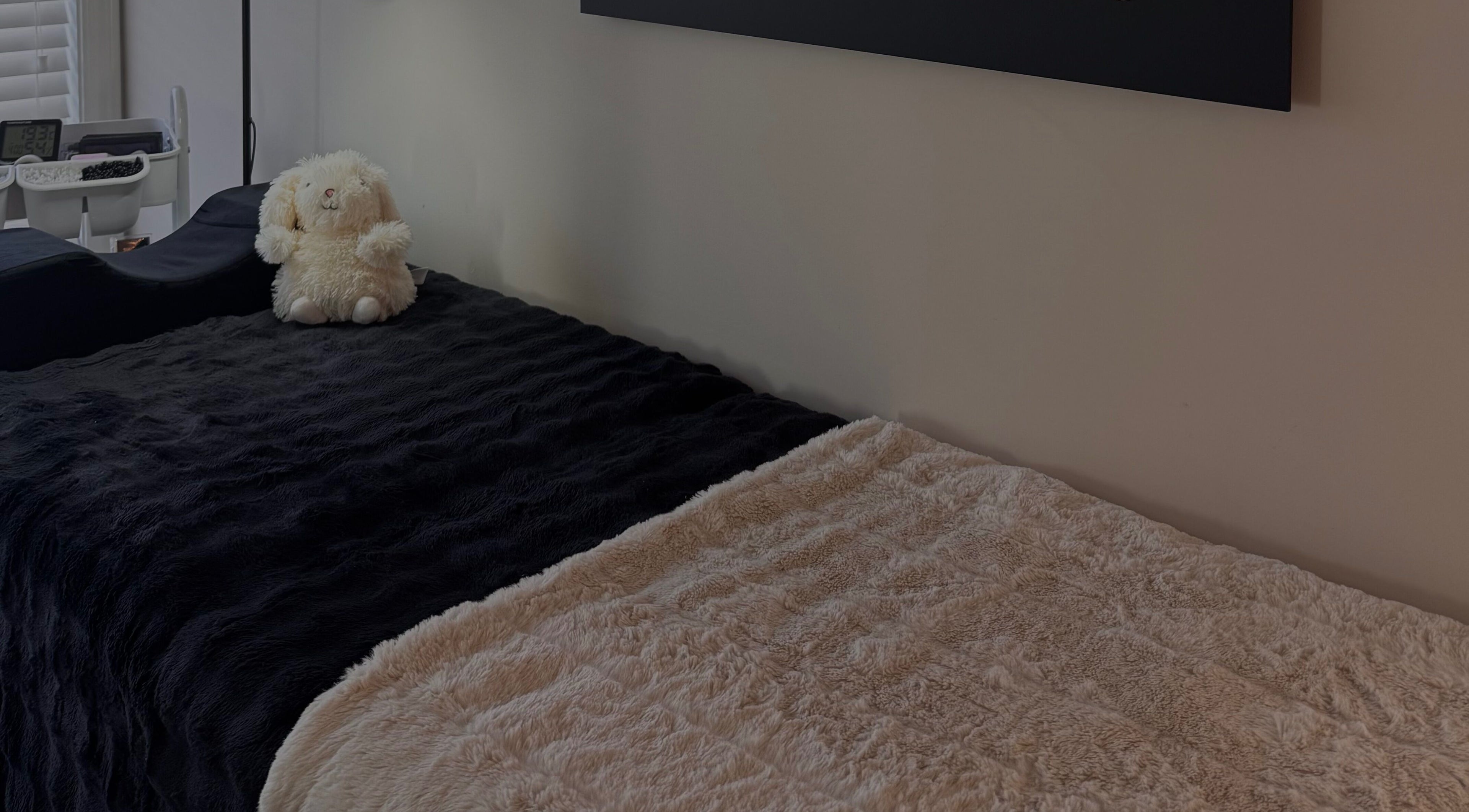 Relaxing treatment bed with plush decor at Manis & Minks in Montréal, Québec, CA.