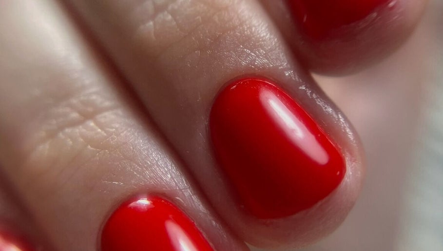 Ongles vernis rouge vif chez Neopretty à BE, manucure élégante et moderne.