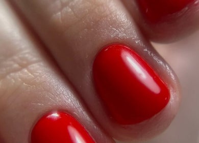 Ongles vernis rouge vif chez Neopretty à BE, manucure élégante et moderne.