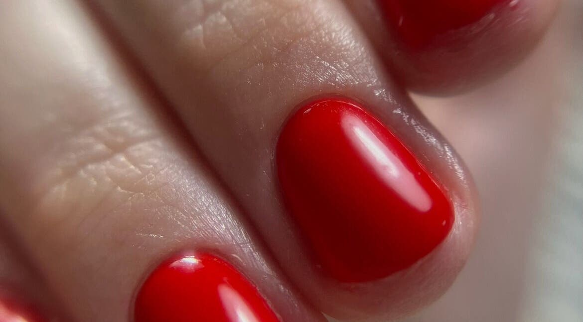 Ongles vernis rouge vif chez Neopretty à BE, manucure élégante et moderne.