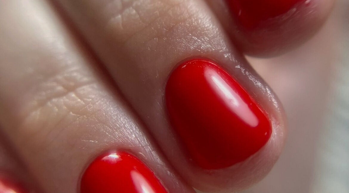 Ongles vernis rouge vif chez Neopretty à BE, manucure élégante et moderne.