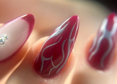 Design d'ongles élégants avec strass chez Neopretty à BE. Manucure artistique.