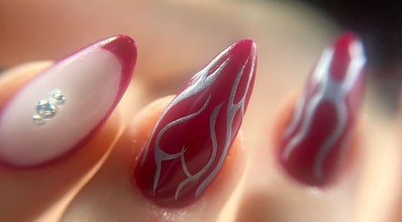Design d'ongles élégants avec strass chez Neopretty à BE. Manucure artistique.
