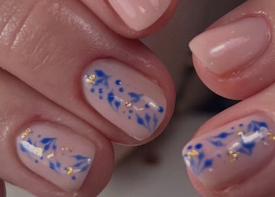 Design d'ongles artistique bleu et or à Neopretty, BE, offrant style et élégance.