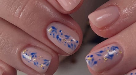Design d'ongles artistique bleu et or à Neopretty, BE, offrant style et élégance.