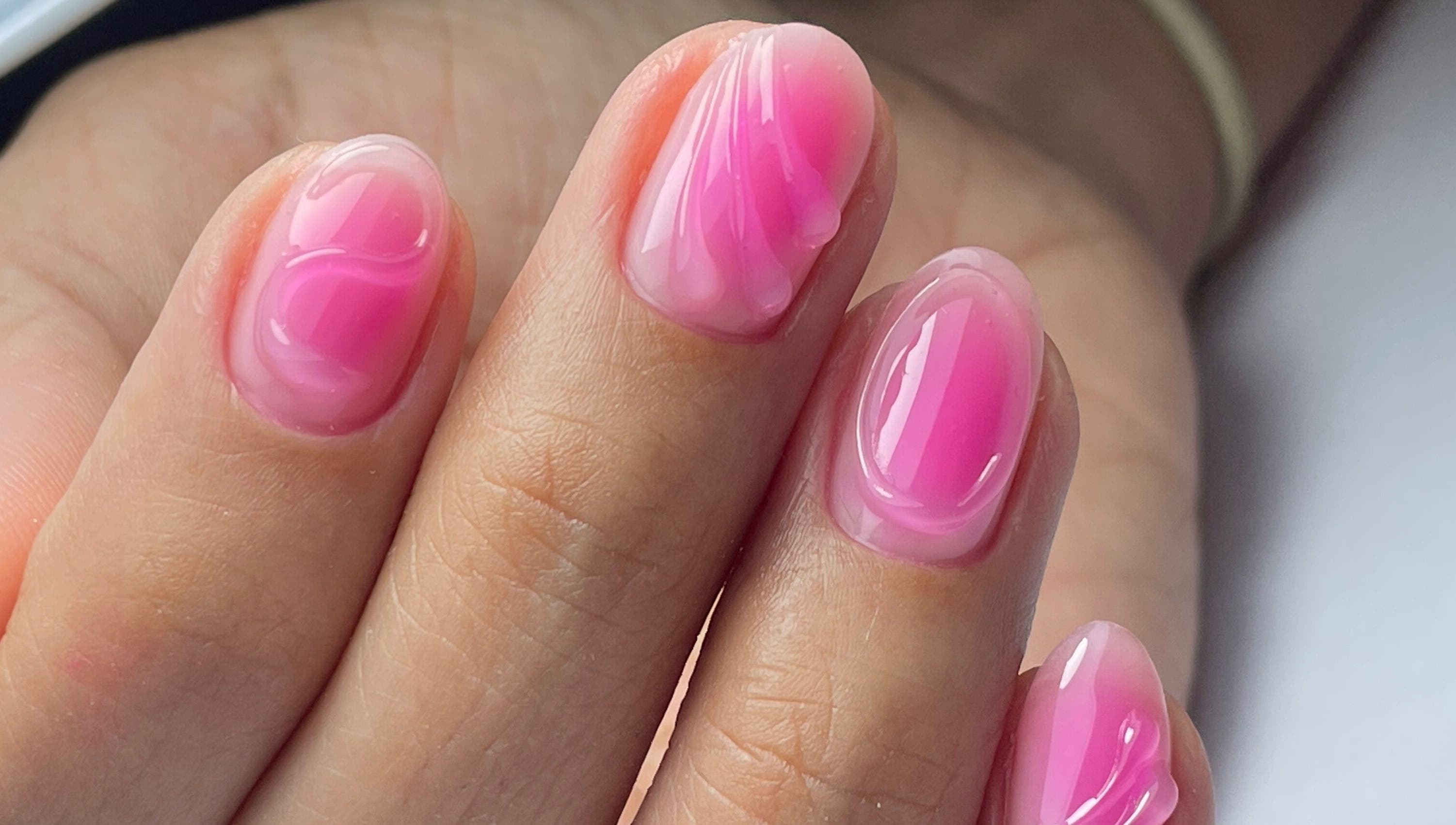 Manicura rosada reluciente en Mujica Studio, Ñuñoa, Región Metropolitana, CL.