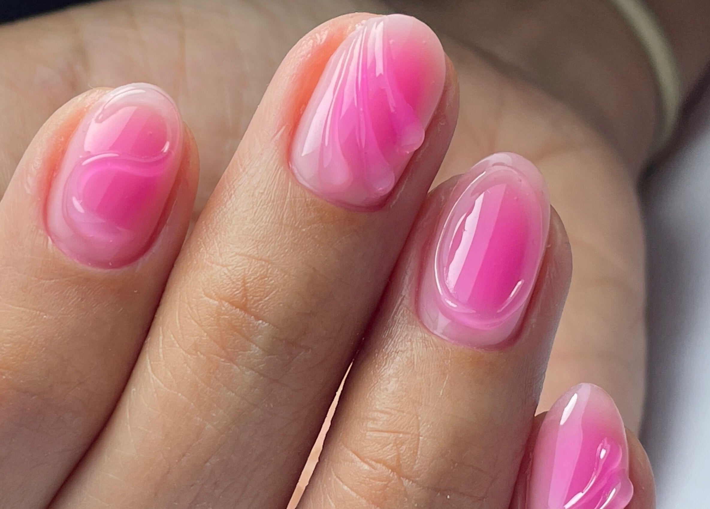 Manicura rosada reluciente en Mujica Studio, Ñuñoa, Región Metropolitana, CL.