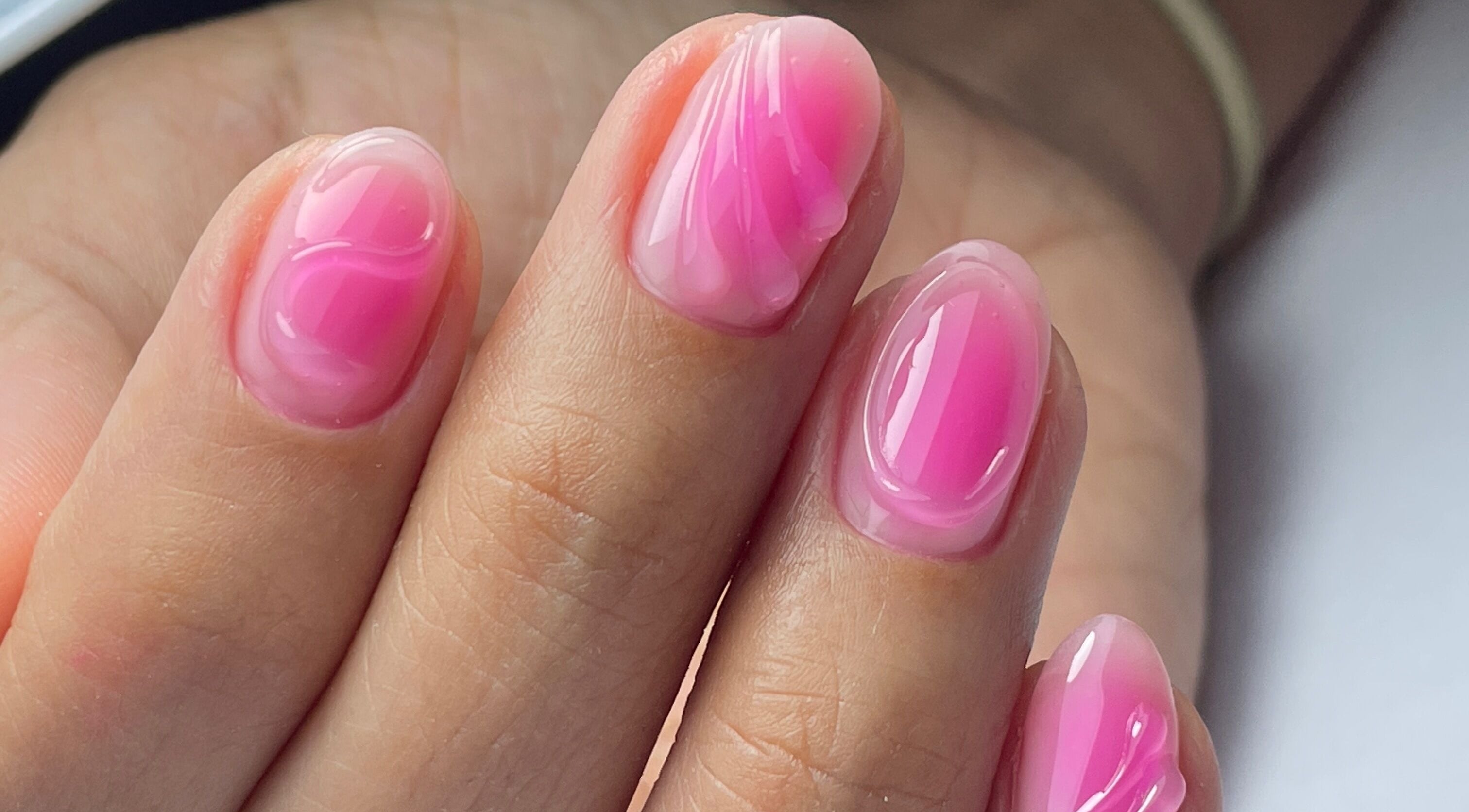 Manicura rosada reluciente en Mujica Studio, Ñuñoa, Región Metropolitana, CL.