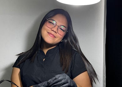 Especialista sonriente en Mujica Studio, Ñuñoa, Región Metropolitana, CL, lista para embellecer clientes.