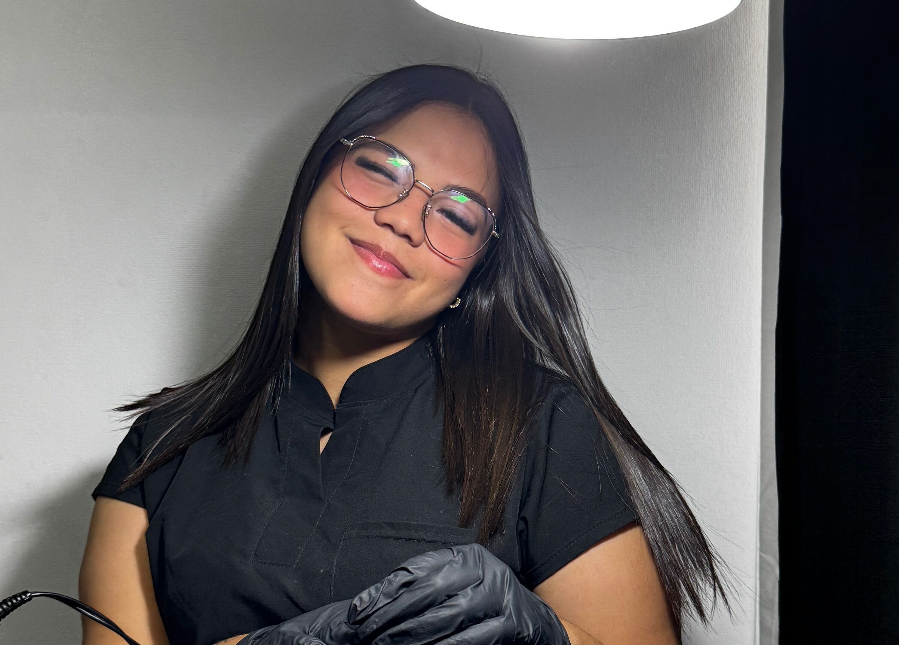 Especialista sonriente en Mujica Studio, Ñuñoa, Región Metropolitana, CL, lista para embellecer clientes.