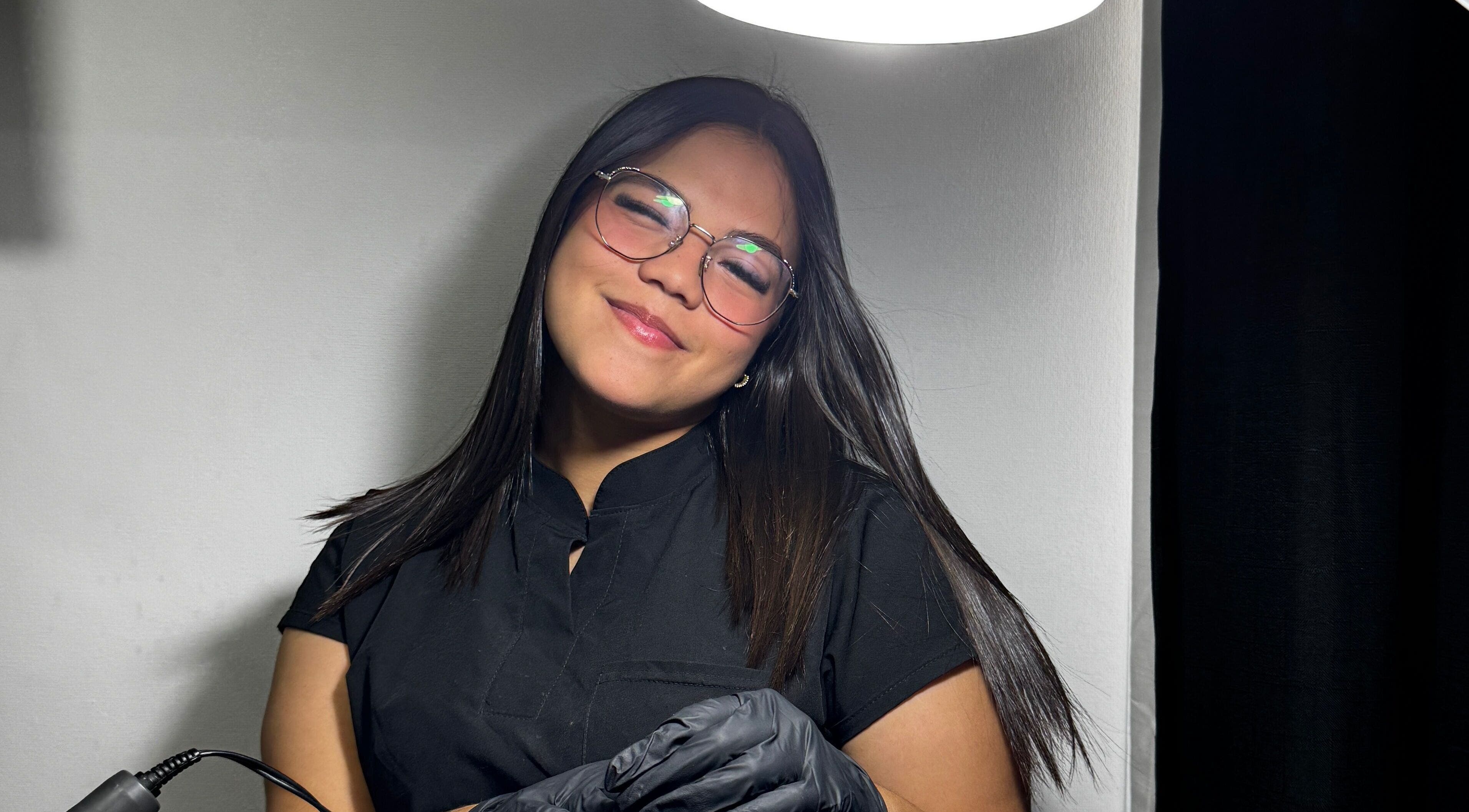 Especialista sonriente en Mujica Studio, Ñuñoa, Región Metropolitana, CL, lista para embellecer clientes.