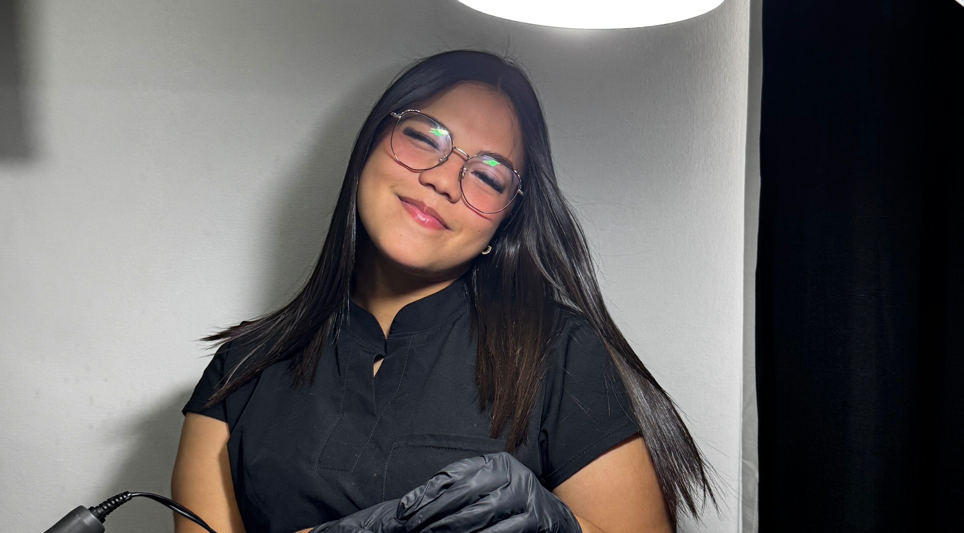 Especialista sonriente en Mujica Studio, Ñuñoa, Región Metropolitana, CL, lista para embellecer clientes.