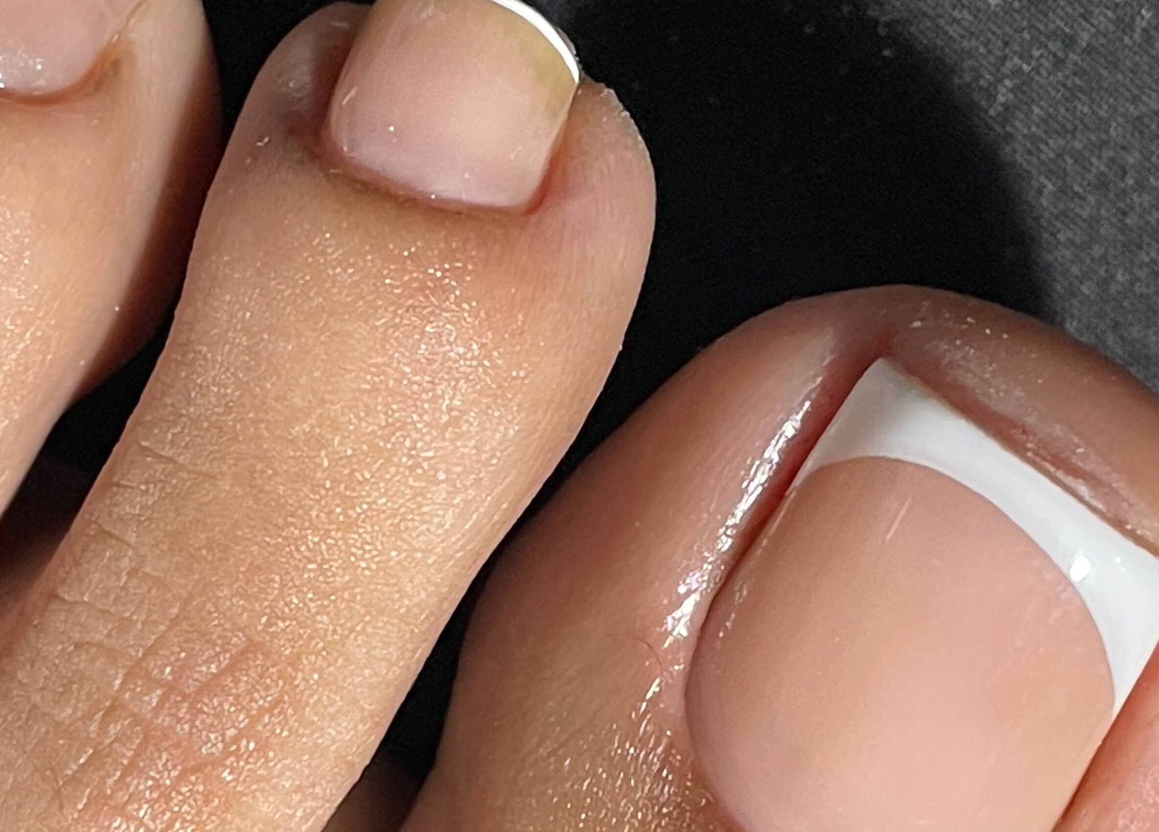 Pedicura francesa en Mujica Studio, Ñuñoa, Región Metropolitana, CL, destacando uñas elegantes y cuidadas.