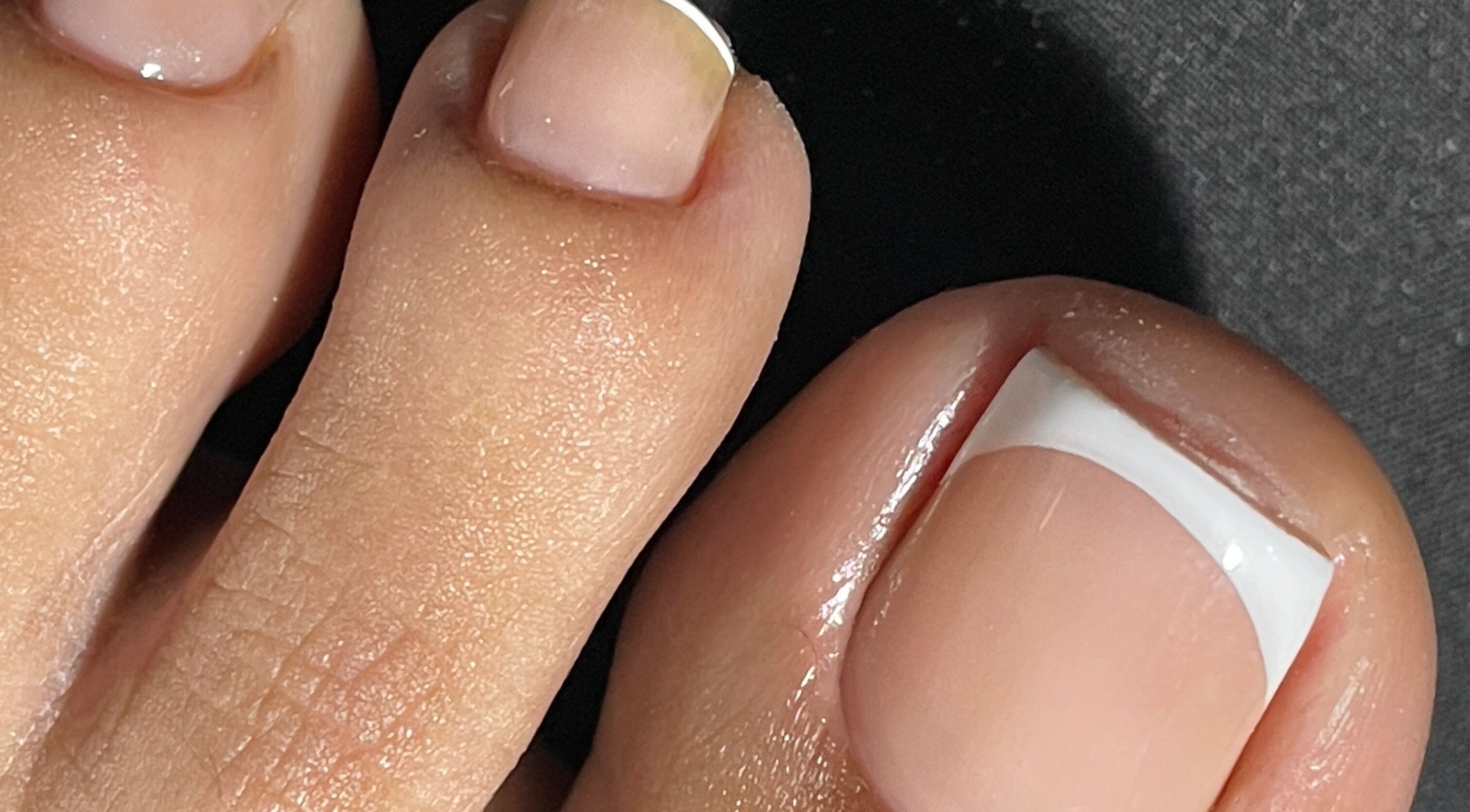 Pedicura francesa en Mujica Studio, Ñuñoa, Región Metropolitana, CL, destacando uñas elegantes y cuidadas.