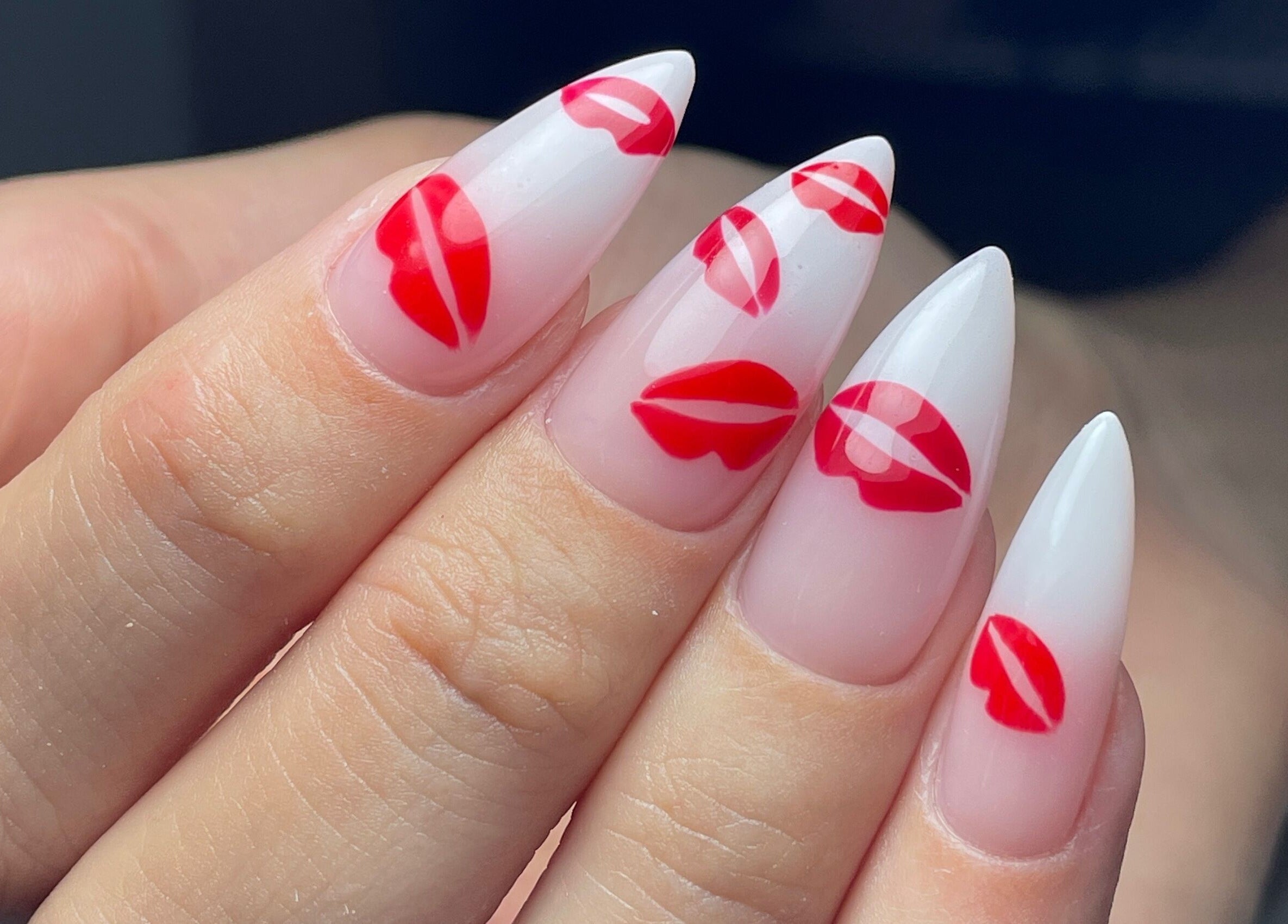 Uñas decoradas con diseño de besos rojos en Mujica Studio, Ñuñoa, Región Metropolitana, CL.
