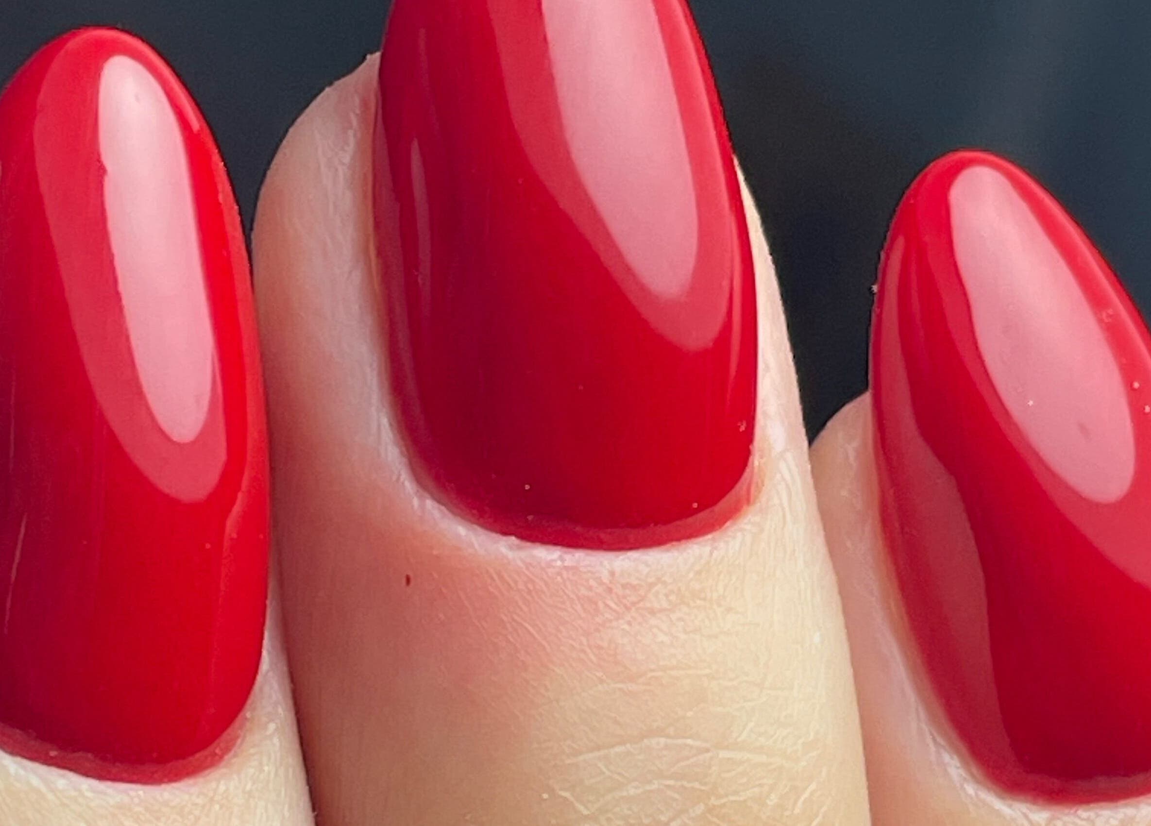 Esmalte rojo vibrante de Mujica Studio en Ñuñoa, Región Metropolitana, CL, destacando un acabado impecable.