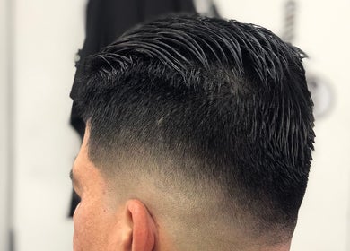 Peinado moderno en LOYALTY BARBER SHOP, Cali, Valle Del Cauca, CO. Estilo fresco y bien cuidado.