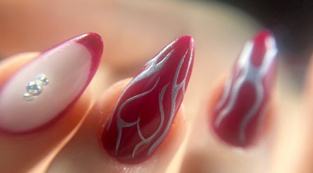 Nail art rouge avec motifs élégants à Neopretty, Villers-la-ville, Waals Gewest, BE.