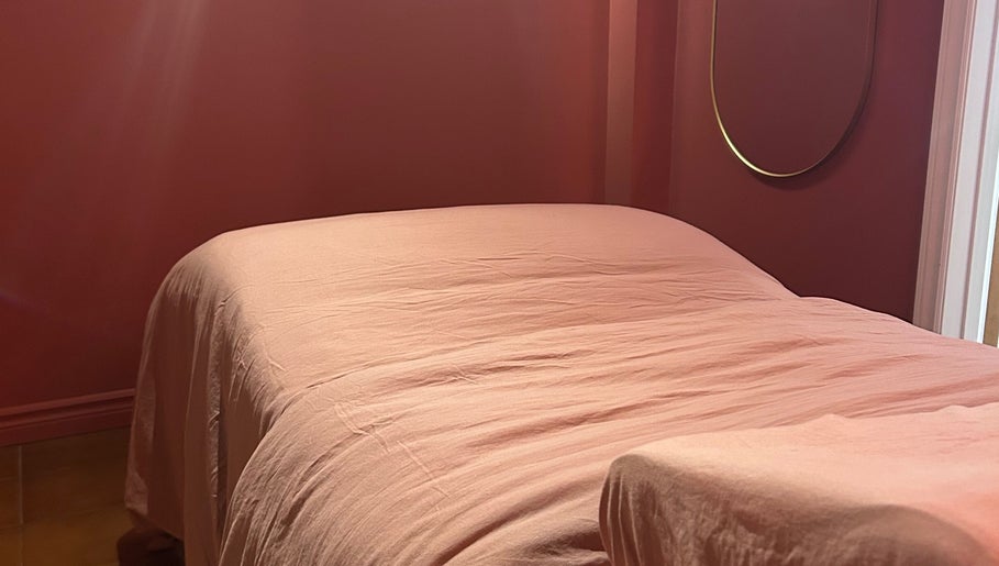 Table de massage élégante à État Sauvage, Montréal, Québec, CA.