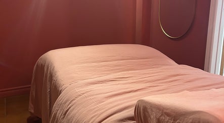 Table de massage élégante à État Sauvage, Montréal, Québec, CA.