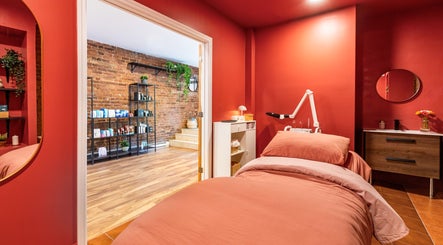 Salle de soins chaleureuse à État Sauvage, Montréal, Québec, CA, avec murs rouges et literie assortie.