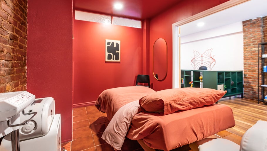 Salle de massage rouge à État Sauvage, Montréal, Québec, CA, offrant un cadre apaisant et élégant.