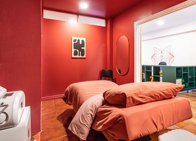 Salle de massage rouge à État Sauvage, Montréal, Québec, CA, offrant un cadre apaisant et élégant.