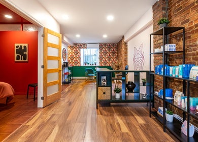 Intérieur de État Sauvage à Montréal, Québec, CA. Espace moderne avec murs brique et couleurs vives.