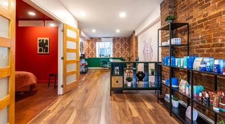 Intérieur de État Sauvage à Montréal, Québec, CA. Espace moderne avec murs brique et couleurs vives.