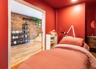 Salle de soin chaleureuse à État Sauvage, Montréal, Québec, CA avec murs en briques et décor accueillant.