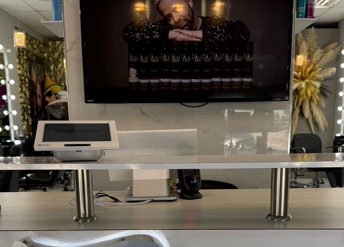 Recepción iluminada en By Cantu Salón, Dallas, Texas, US, con pantalla y detalles decorativos.