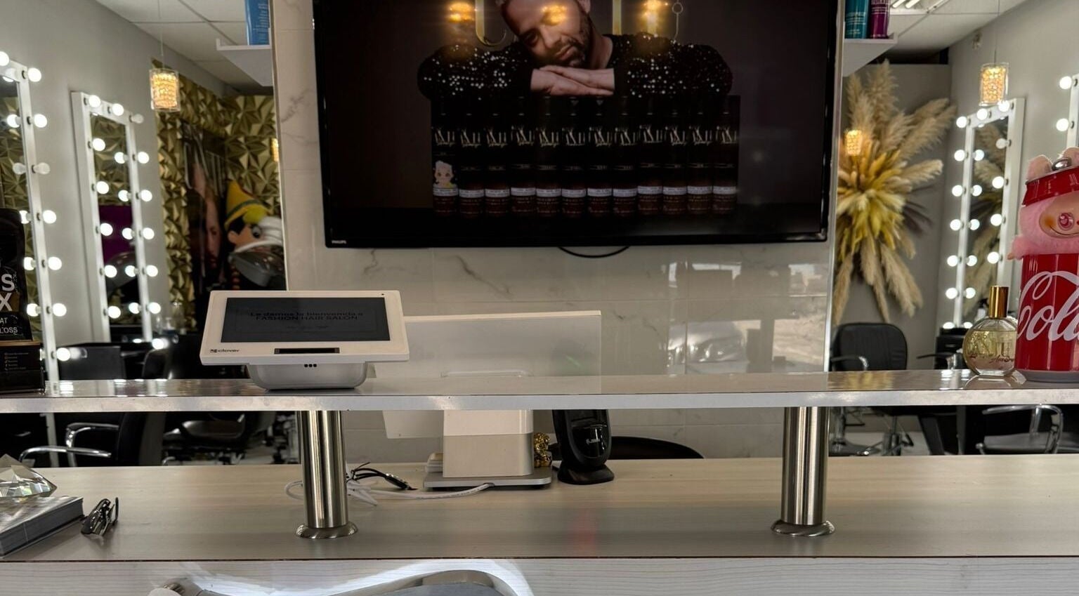 Recepción iluminada en By Cantu Salón, Dallas, Texas, US, con pantalla y detalles decorativos.