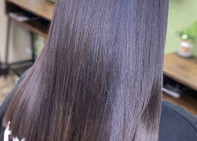 Hermoso cabello liso con brillo en Hair Brasil by Virgínia, barcelona, ES. Resultado de tratamiento profesional.