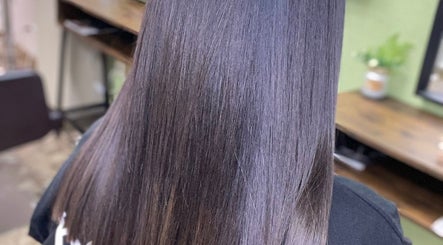 Hermoso cabello liso con brillo en Hair Brasil by Virgínia, barcelona, ES. Resultado de tratamiento profesional.