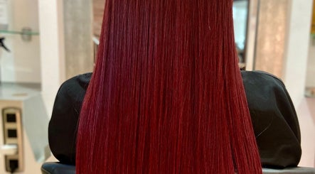 Intenso cabello rojo en silla de Hair Brasil by Virgínia, Barcelona, ES.