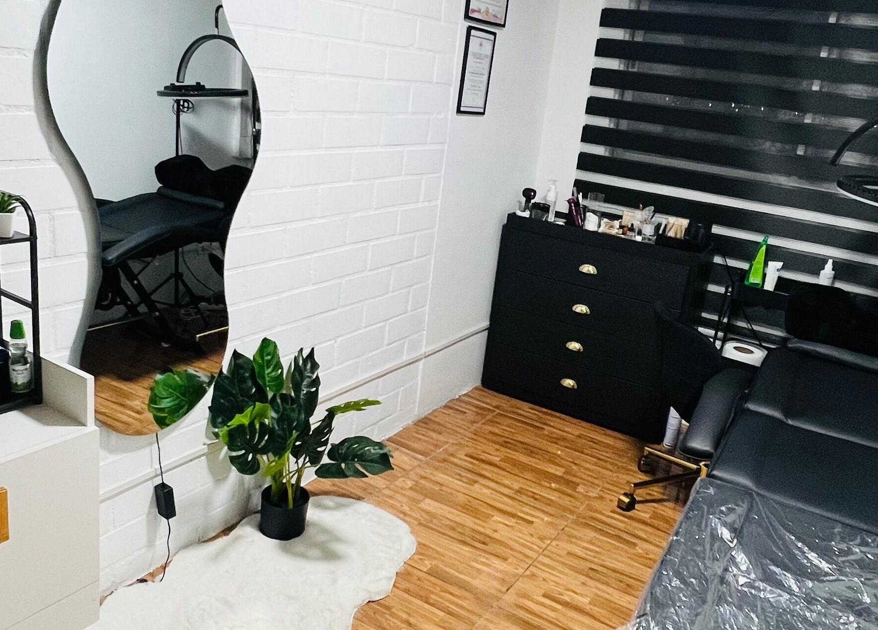 Sala de tratamientos en Malucejas, Quilicura, Región Metropolitana, CL con espejo moderno y decoración elegante.