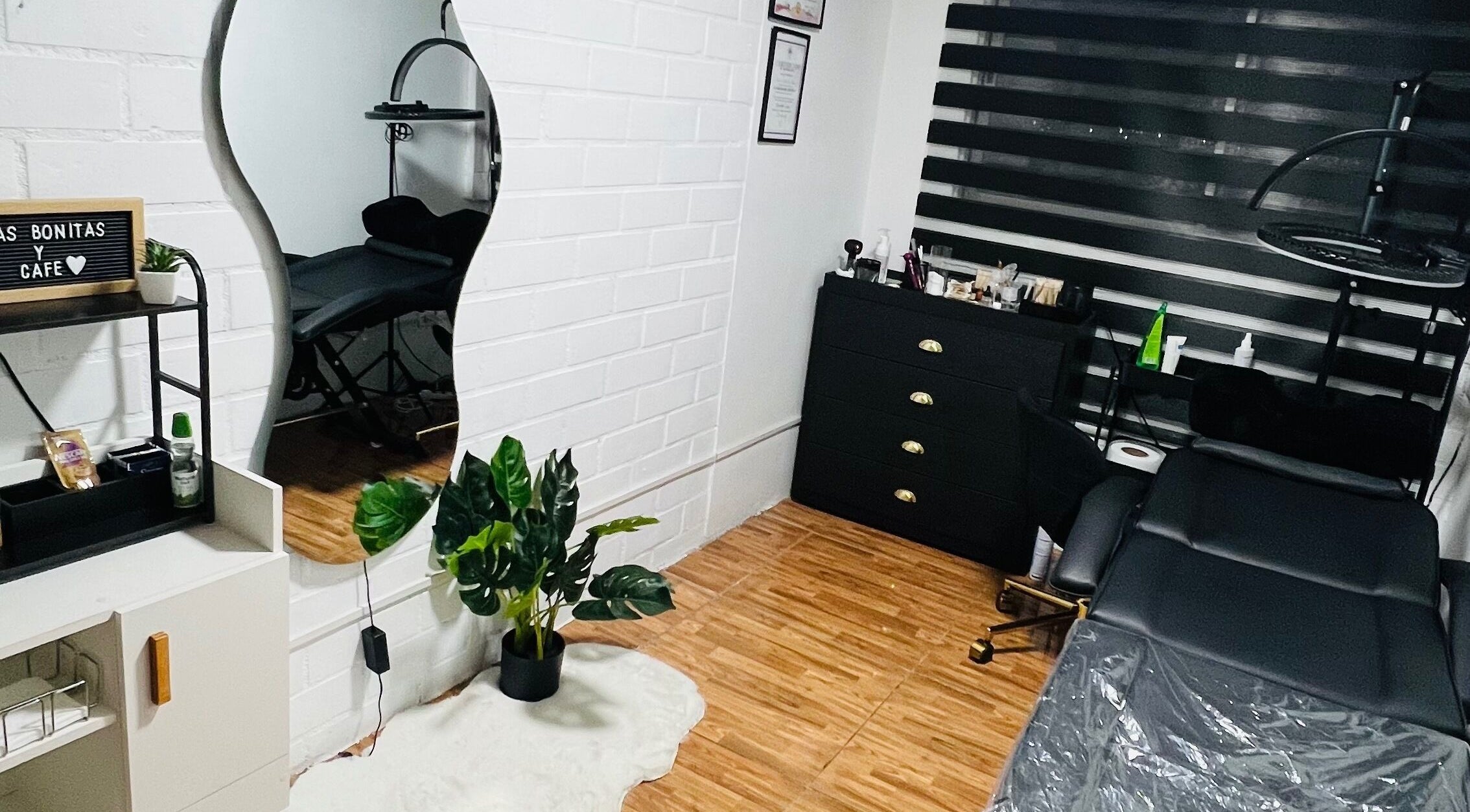 Sala de tratamientos en Malucejas, Quilicura, Región Metropolitana, CL con espejo moderno y decoración elegante.