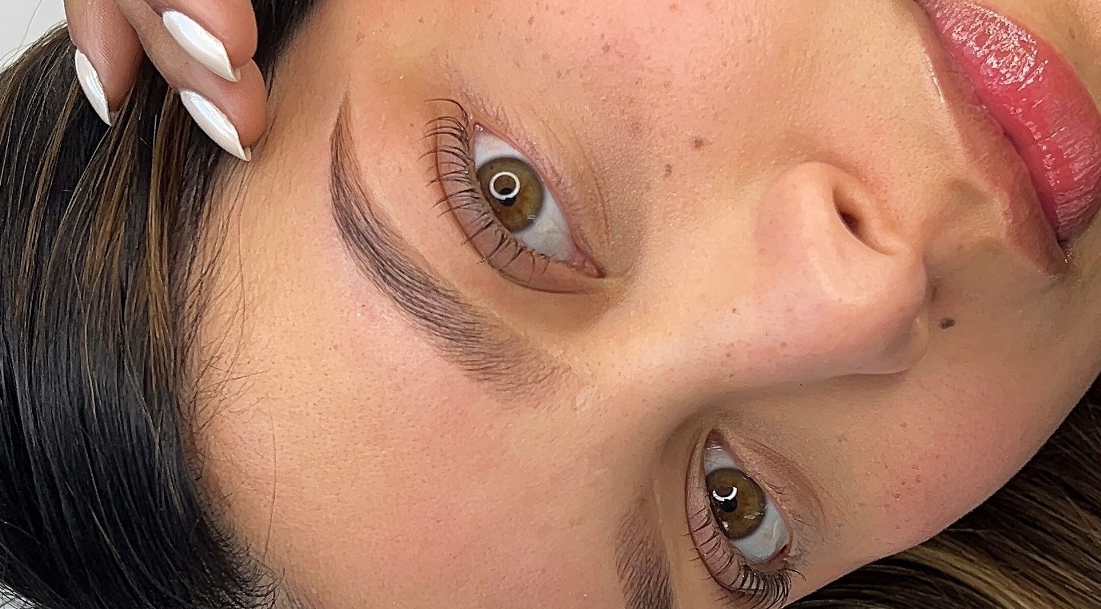 Detalle de cejas y pestañas en Malucejas, Quilicura, Región Metropolitana, CL.