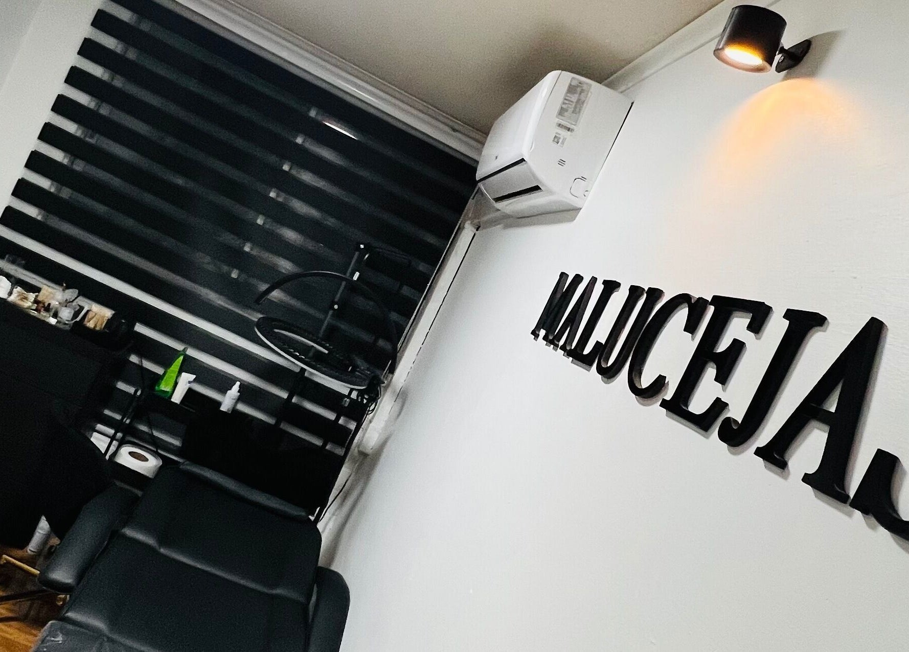 Interior del salón Malucejas en Quilicura, Región Metropolitana, CL, con mobiliario profesional estético.