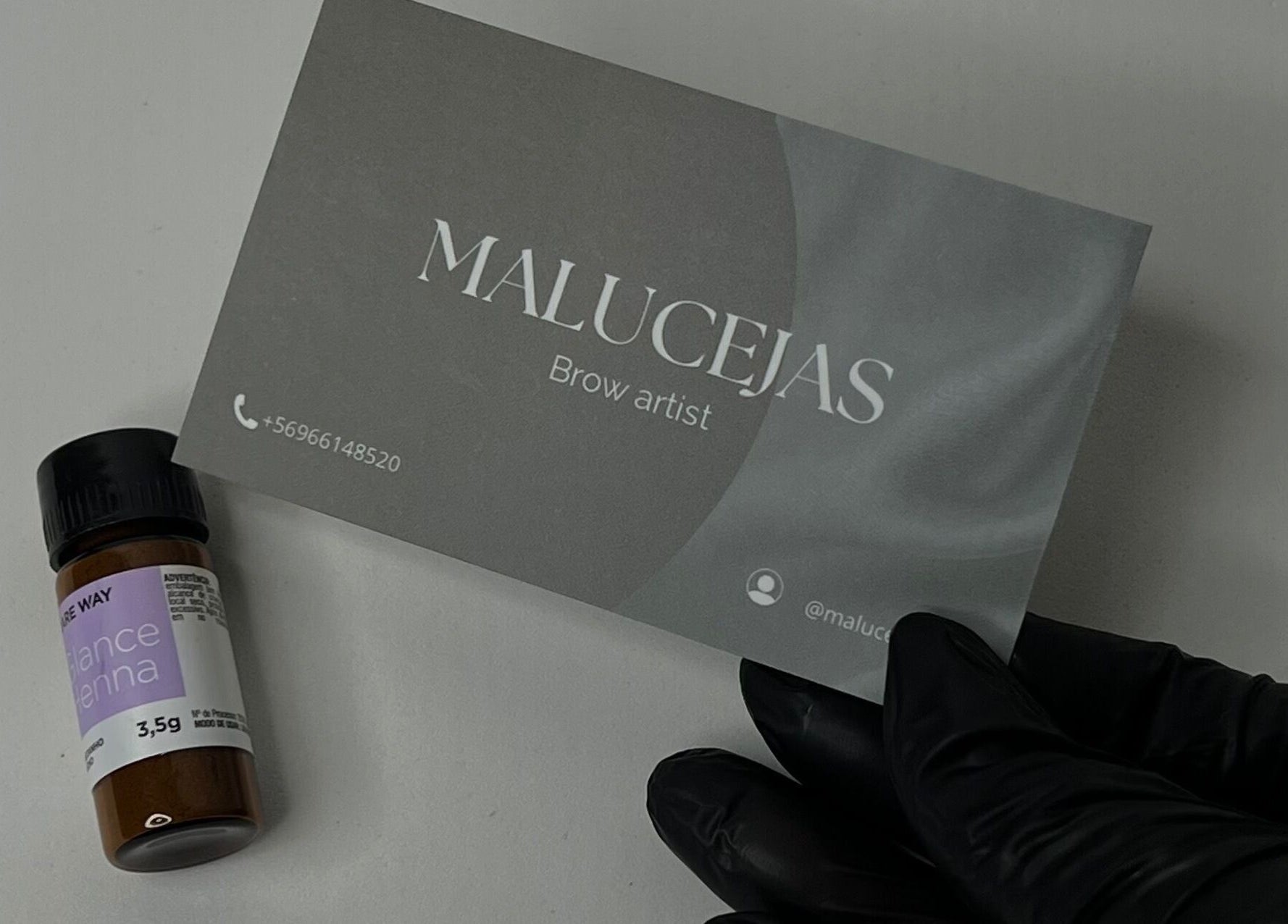 Tarjeta de visita de Malucejas y frasco de tinte en Quilicura, Región Metropolitana, CL.