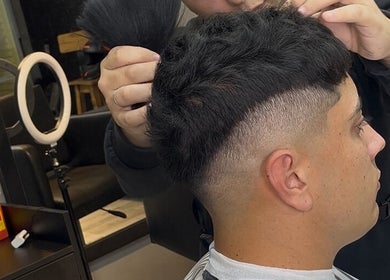 Corte de cabello moderno en Rlbarberstudio, Berisso, Provincia De Buenos Aires, AR.