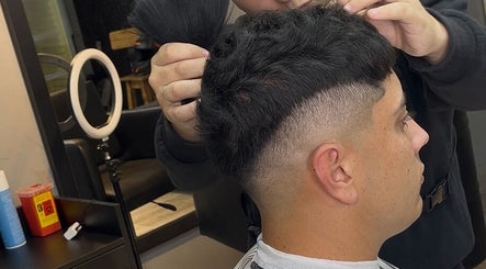 Corte de cabello moderno en Rlbarberstudio, Berisso, Provincia De Buenos Aires, AR.